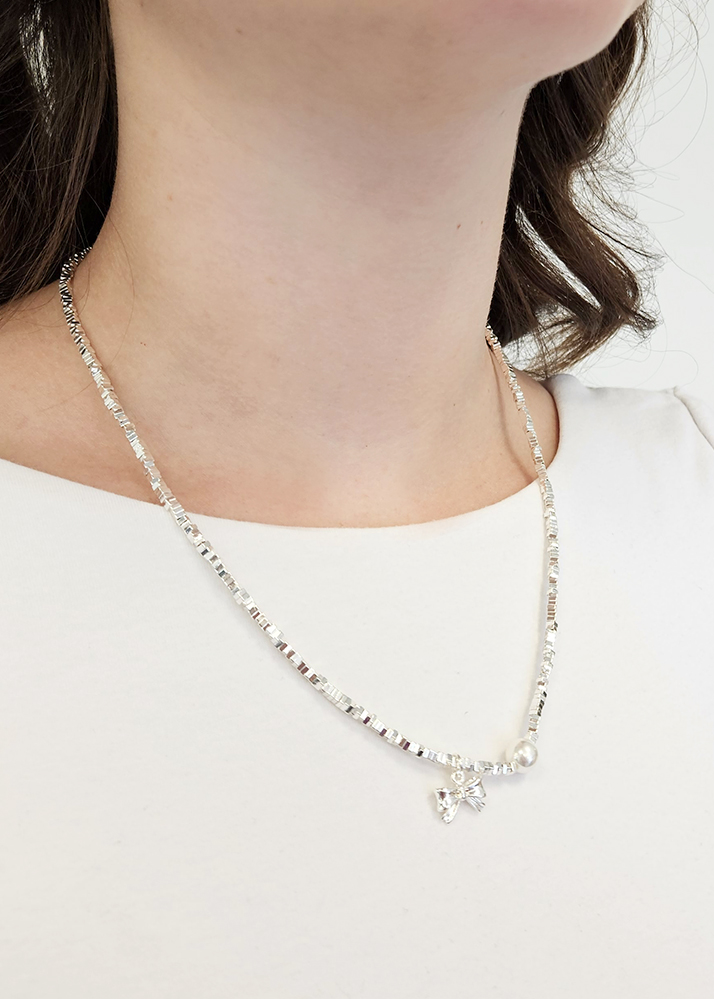Chaîne avec pendentif en boucle et insertion de perle - coll2023 63 - 